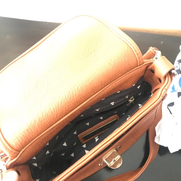 Brown / tan faux leather crossbody bag - Picture 4 of 7